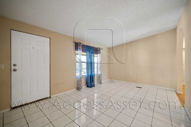 Building Photo - Charming 4 Bed/2.5 Bath Home With Spacious Backyard And Gated Entrance!