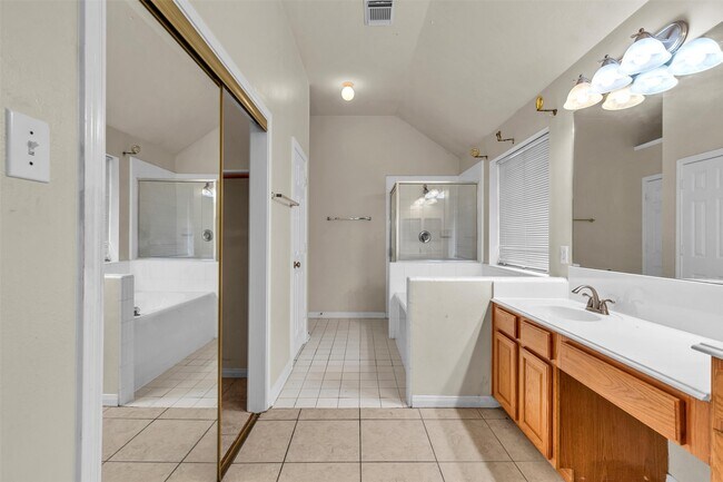 Building Photo - 820 Portsmouth Dr