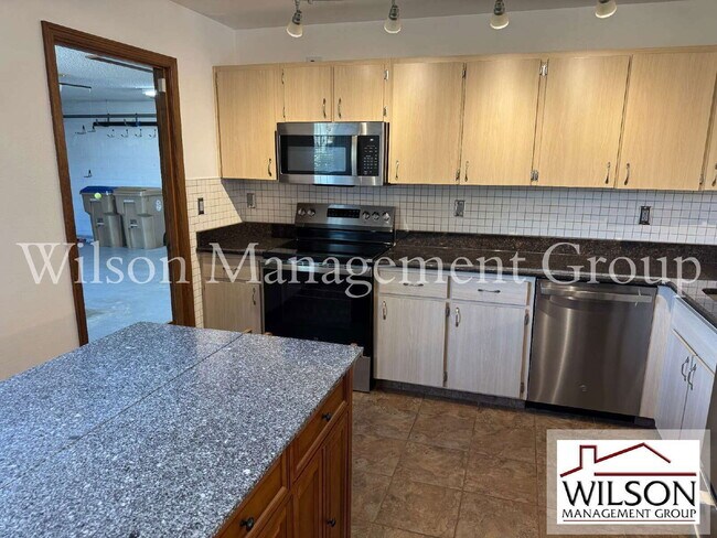 Building Photo - 1420 Flamingo Dr