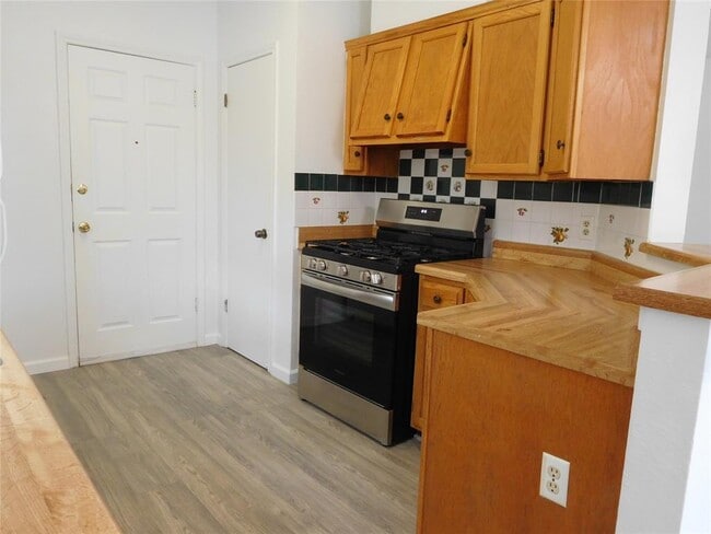 Building Photo - 2202 Quiet Wood Dr
