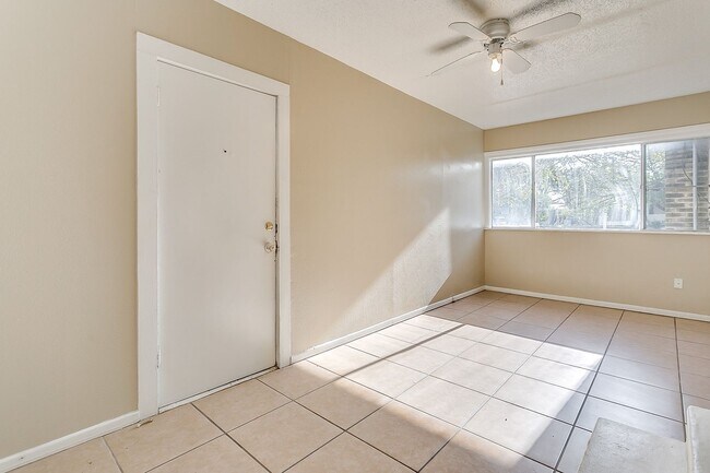 Building Photo - Ready for New Tenants- 2 bedroom 1 bath with an Additional Flex Room  Minutes from TCU- 76109