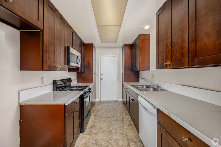 3BR, 2BA - 1400SF - Kitchen - Belmont Plaza Apartment