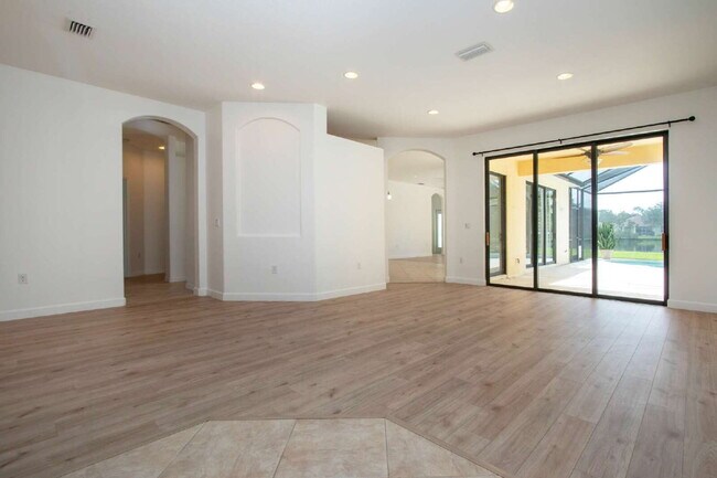 Building Photo - Luxurious Lakefront Living: Spacious 4-Bedroom Home with Pool and Guest Suite in Lakewood Ranch