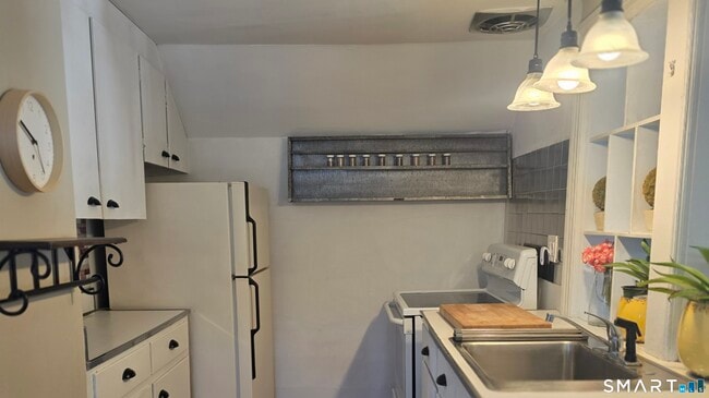 Building Photo - 84 E Main St