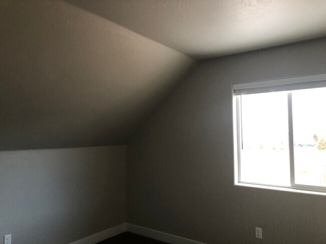 Building Photo - 4 Bedroom 2.5 Bathroom Townhome