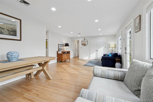 Building Photo - 4 Chestnut Ln