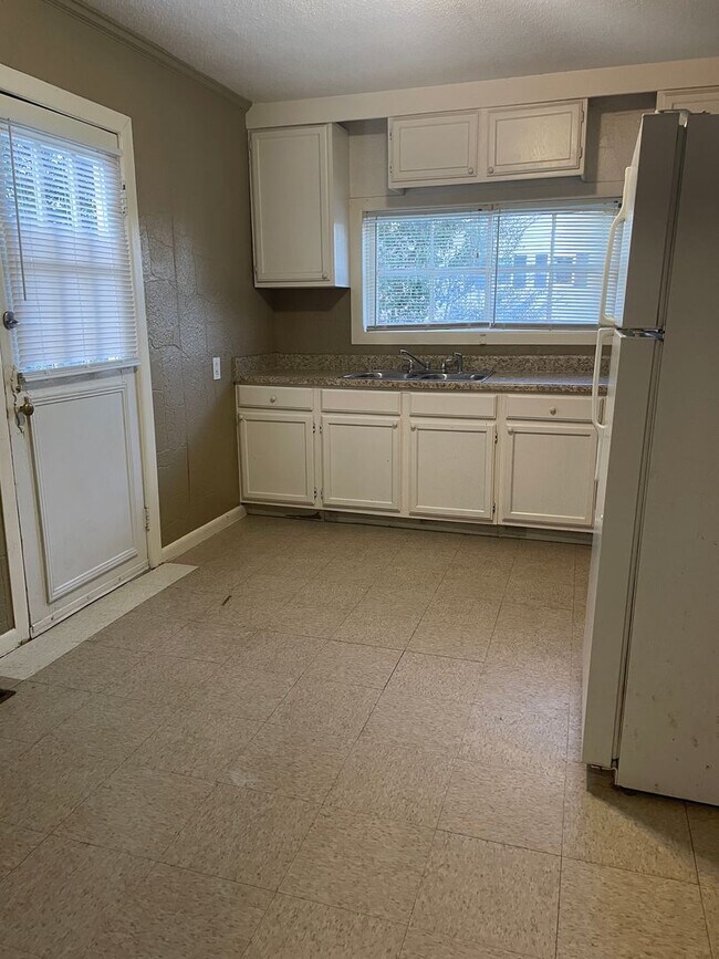 Building Photo - MOVE IN SPECIAL!! LIMITED TIME ONLY!! FIRST MONTH FREE!