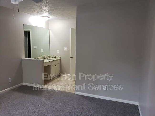 Building Photo - 8577 Pineview Ln