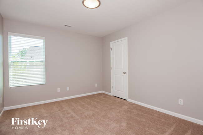 Building Photo - 8120 Dumphries Dr