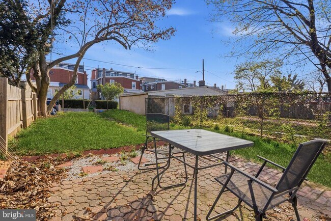 Building Photo - 211 E Poplar St