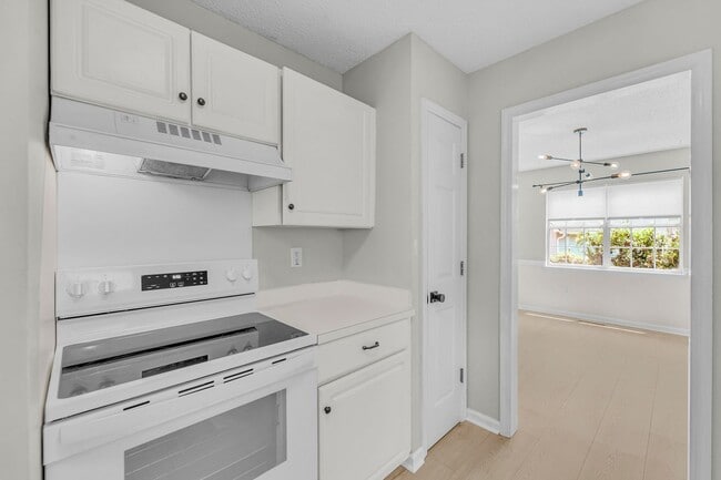 Building Photo - Charming 3BR/2.5BA Home with 2-Car Garage & Fenced Yard in Citadel Woods — West Ashley