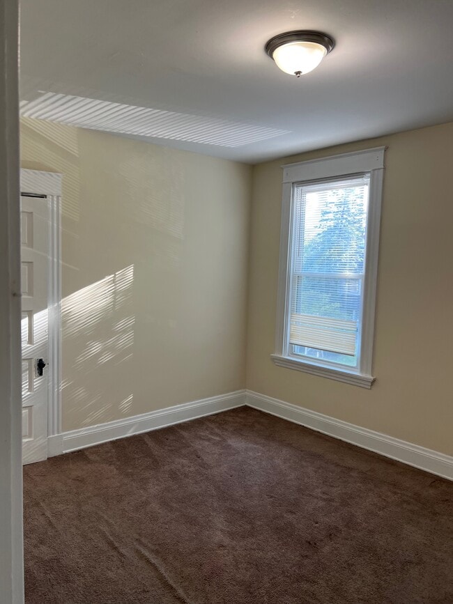 Building Photo - 905 Suire Ave