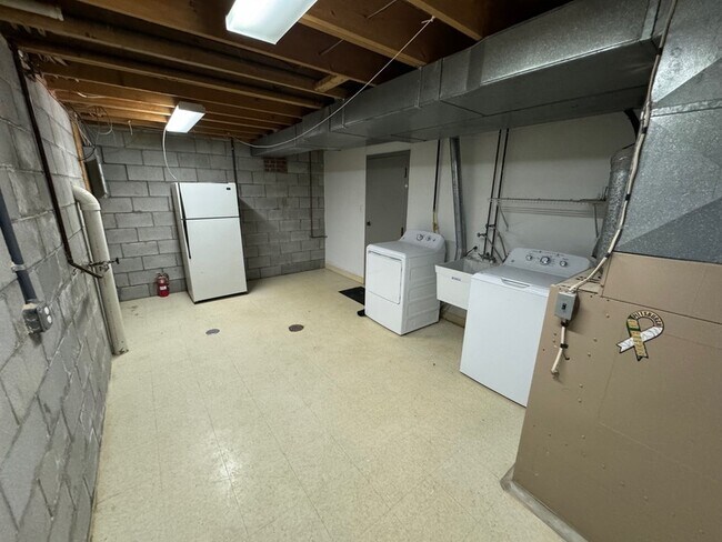 Building Photo - 230 Chesna Dr