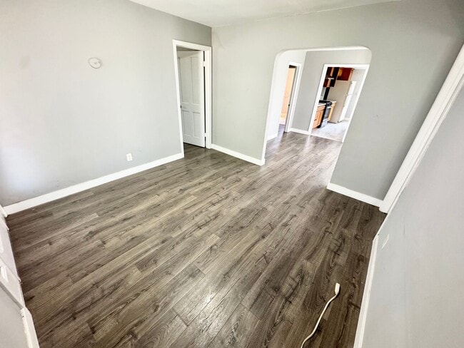 Building Photo - 2 bed 2 bath Single family home with a big...
