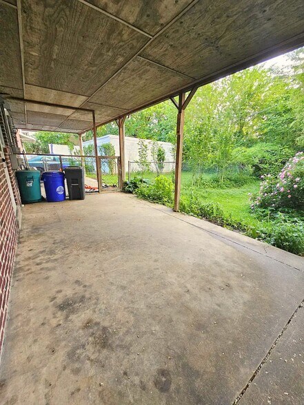 Building Photo - 738 E Railroad Ave