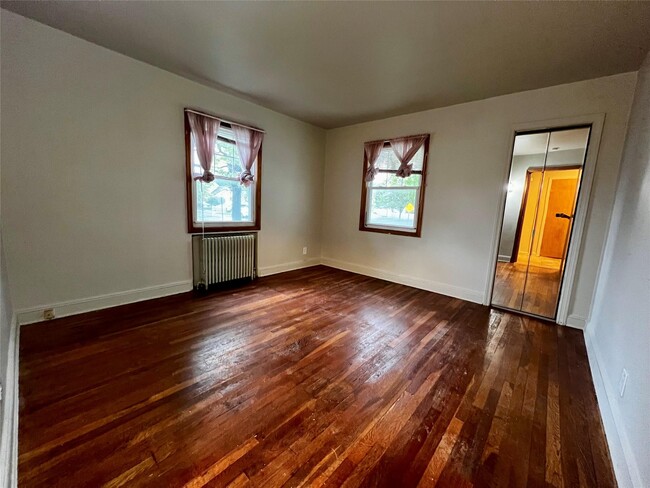 Building Photo - 131 Goldenrod Ave