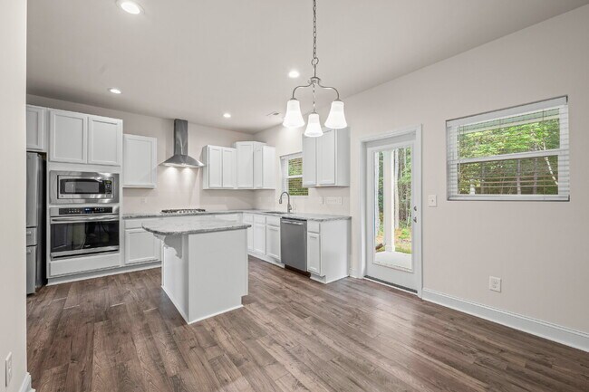 Building Photo - Spacious 4-Bedroom Retreat with 2.5 Baths ...