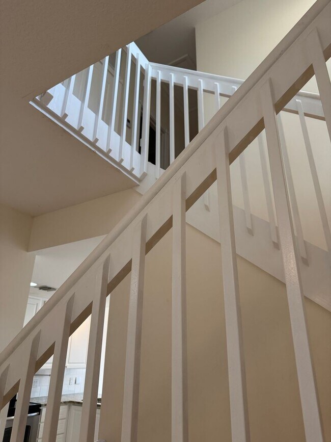 Building Photo - Lakeside Luxury Living in Island Walk – 3B...