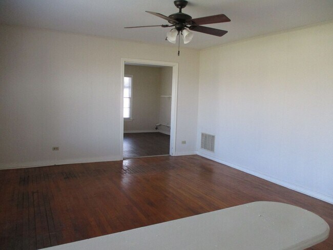 Building Photo - $1800 - 3/2 Country Home Close to Downtown...