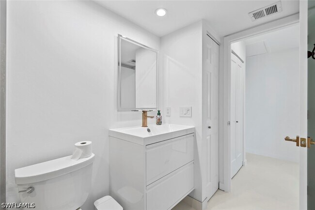 Building Photo - 879 Meadowland Dr