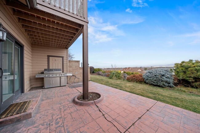 Building Photo - Mid-Century Modern home with stunning view...