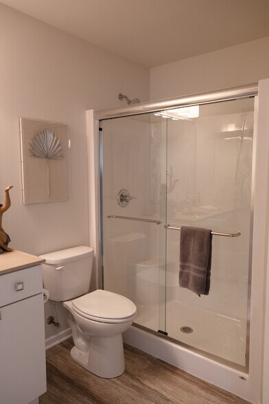 2nd bathrooom - 10941 Elkhart Pl