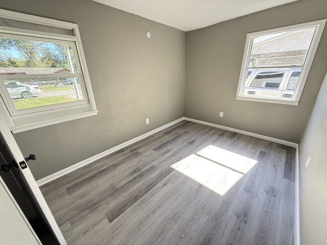 Building Photo - 3831 Morningview Dr