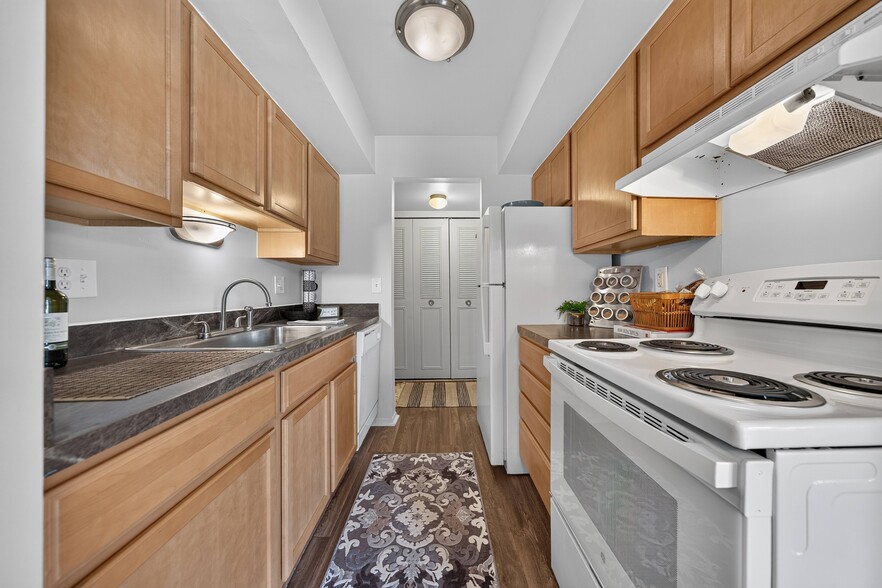 Efficient kitchen at Drawbridge Apartments in Harrison Township, MI. - Drawbridge Apartments East