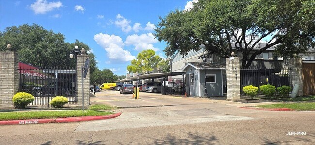 Building Photo - 9700 Leawood Blvd