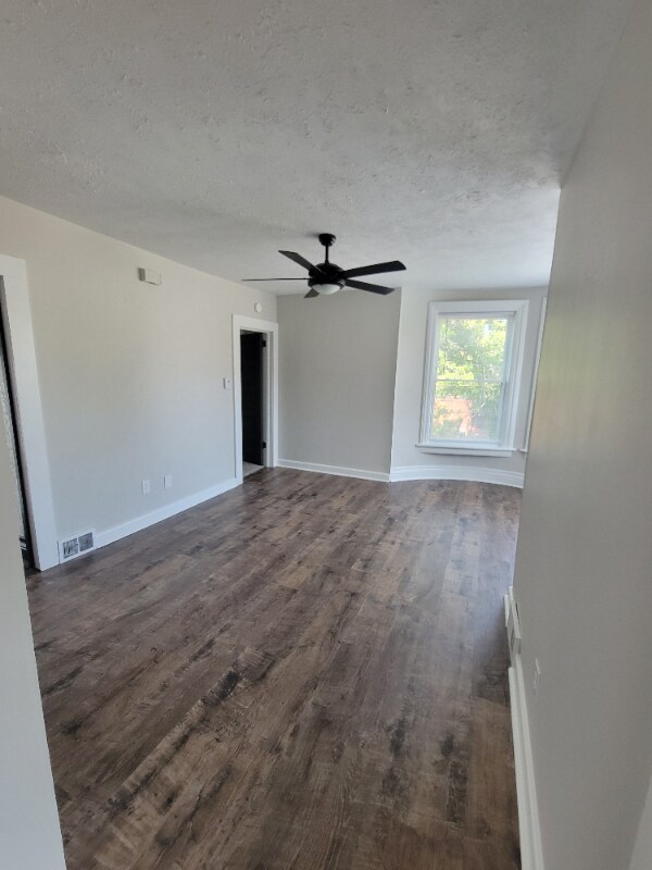 Building Photo - 701 W 8th St