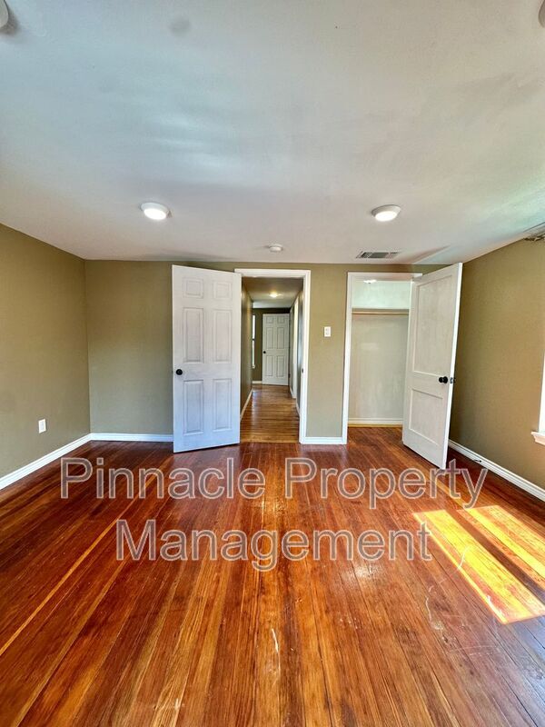 Building Photo - 1807 San Antonio St