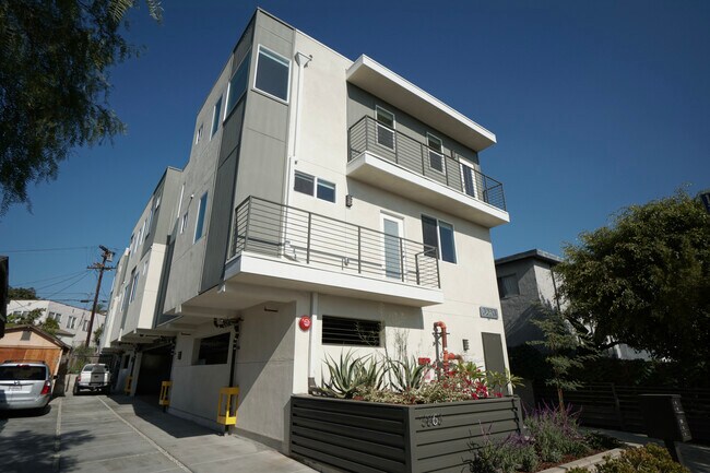 Primary Photo - 3863 Montclair St