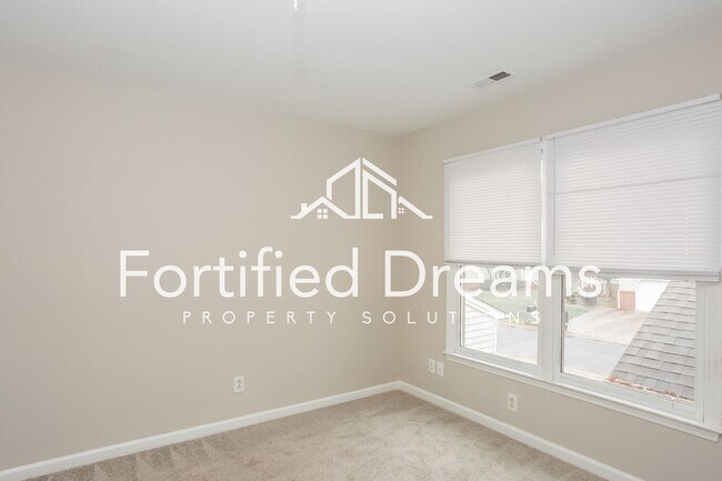 Building Photo - Charlotte -  3 bedroom 2.5 bath Townhome - Davis Lake Community