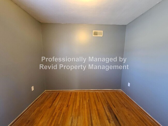 Building Photo - Large 3 bed 1.5 bath!