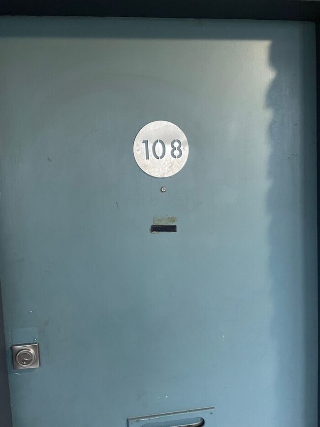 Building Photo - Furnished Studio Apartment