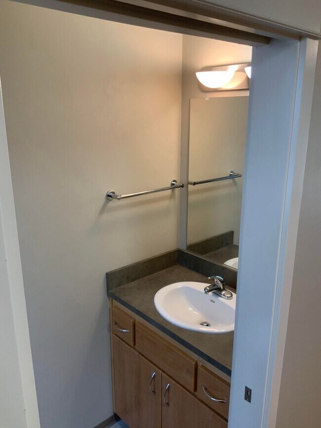 Building Photo - Move In Special!!  Close to Campus on 14th...