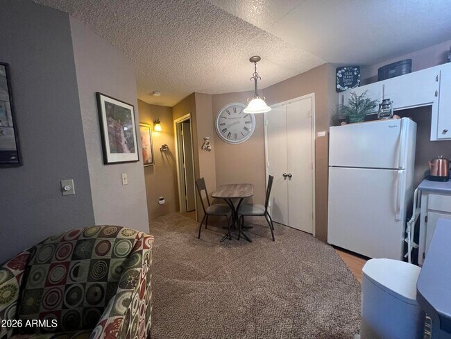 Building Photo - 2700 S White Mountain Rd