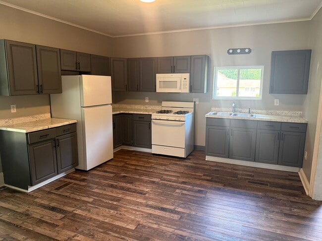 Building Photo - Large 3-Bed 2-Bath Home Uhrichsville