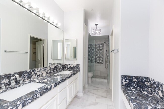 Building Photo - AMAZING 2/2 MARINA DISTRICT CONDO WITH 2 A...