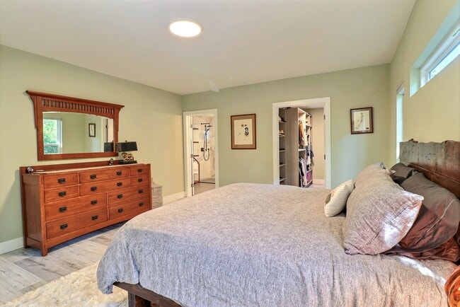 Building Photo - Stunning East Richmond Heights Home!
