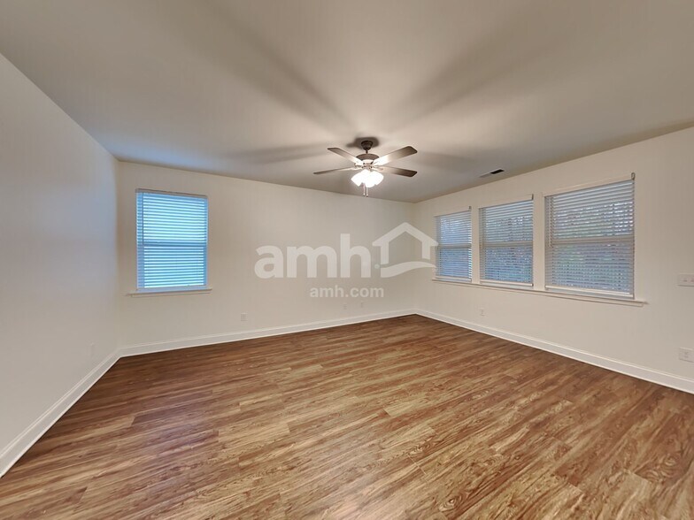 Building Photo - 513 Slew Dr