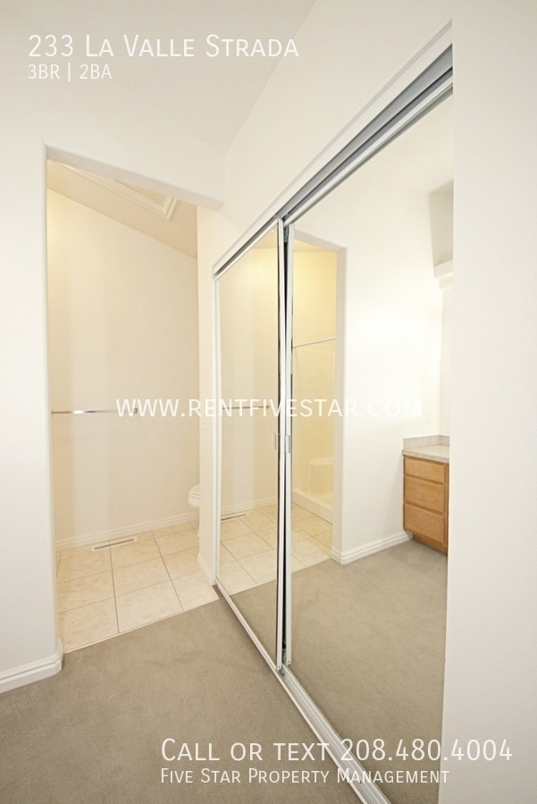 Building Photo - 233 La Valle Strada Ln