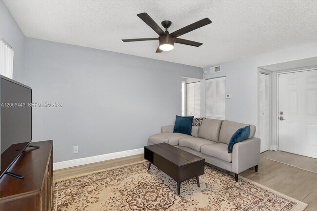 Building Photo - 9999 Summerbreeze Dr