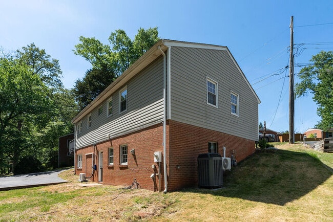Building Photo - 2208 Banbury St