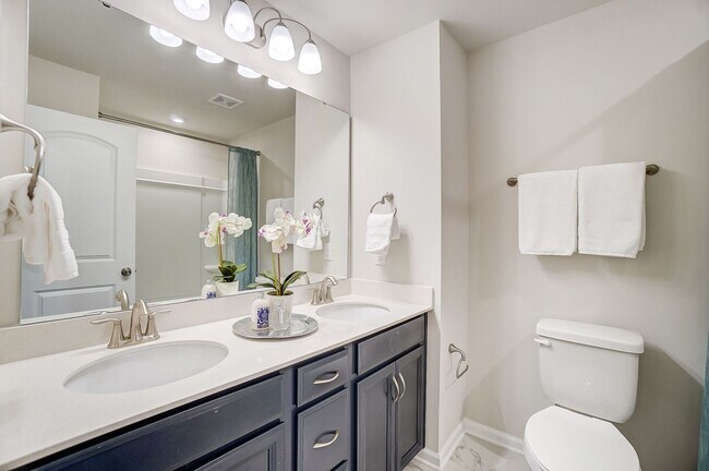 Building Photo - 4 Bedroom townhouse in Davidson