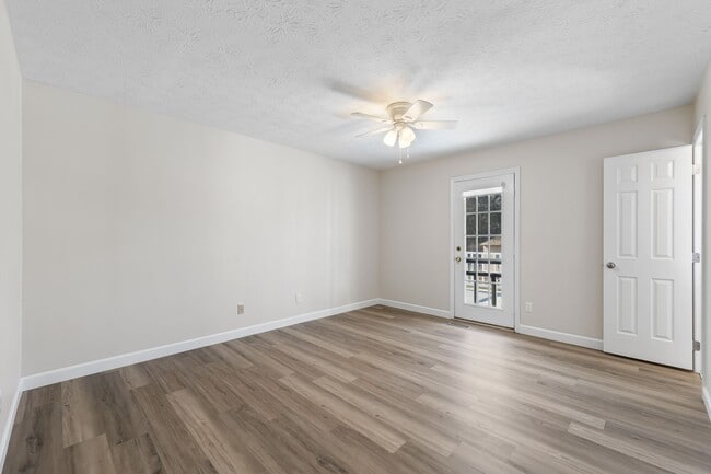 Building Photo - TOTALLY UPDATED 3 BEDROOM HOUSE IN WEST KN...