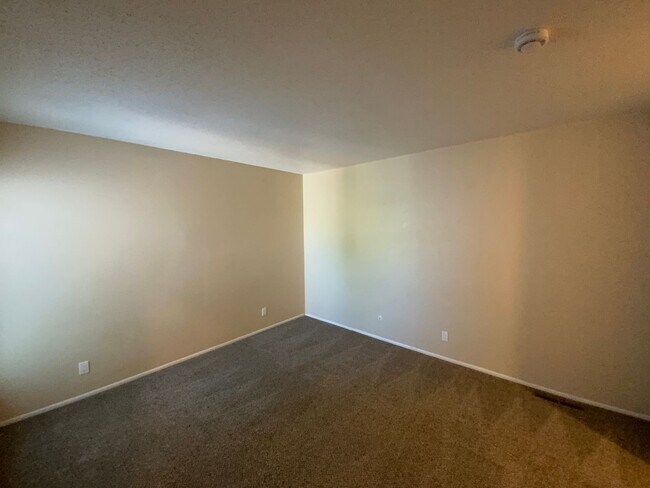 Building Photo - *Owner Broker* 2 Bedroom Townhome Availabl...