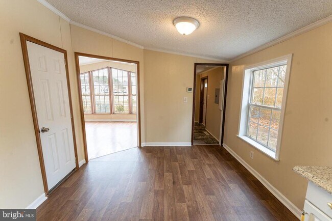 Building Photo - 1205 W 6th St