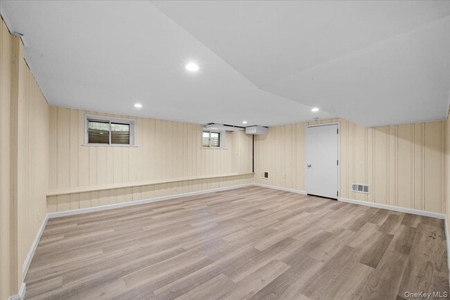 Building Photo - 73 Ewart St