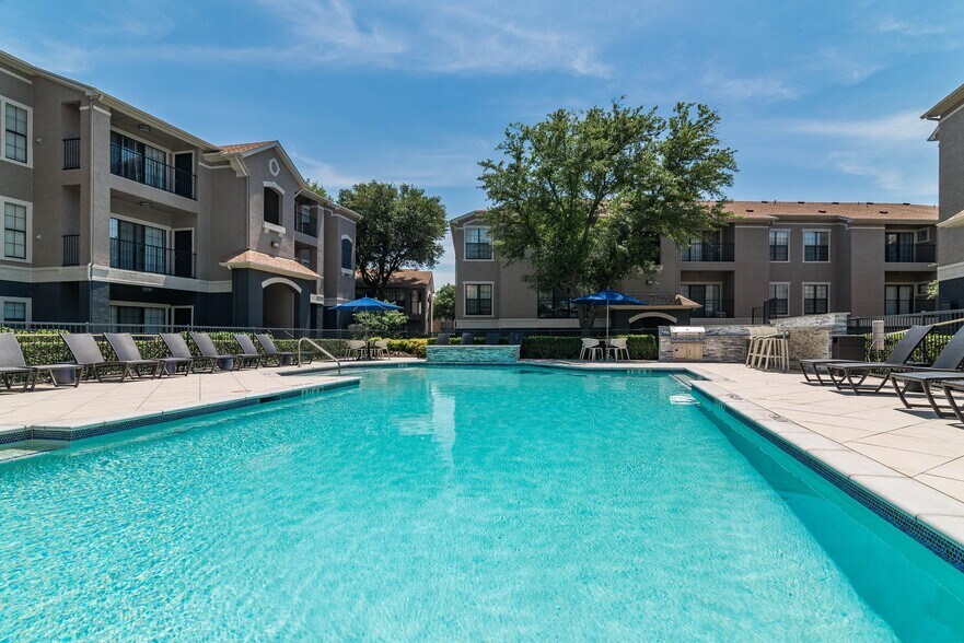 Building Photo - 17811 Vail St